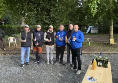Gruppenfoto der Turnierleitung und Helfer in blauen Shirts