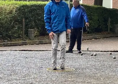 Spieler auf dem Kiesplatz