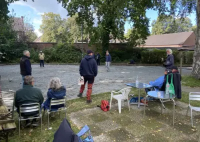Turnierbetrieb an der Ruscherei mit Zuschauern im Schatten